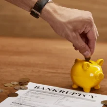 Что будет с социальными выплатами и пособиями при банкротстве физлица: сохранят или отнимут?