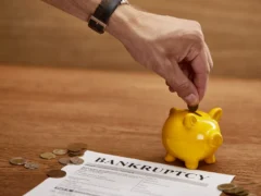 Что будет с социальными выплатами и пособиями при банкротстве физлица: сохранят или отнимут?