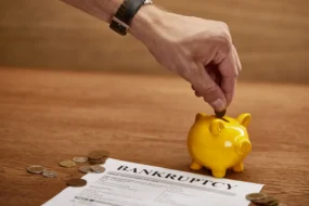 Что будет с социальными выплатами и пособиями при банкротстве физлица: сохранят или отнимут?